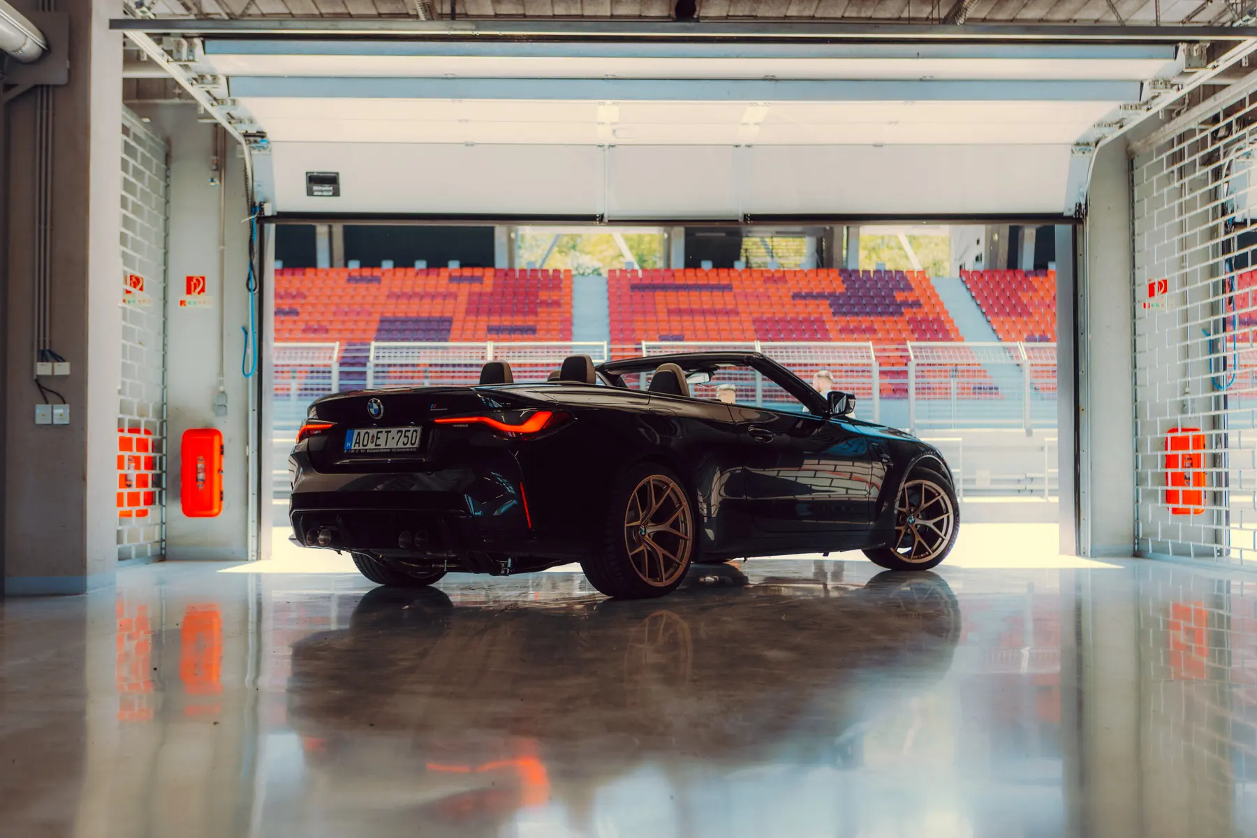 BMW M4 Competition a boxutcában, a The Garage pályanapján