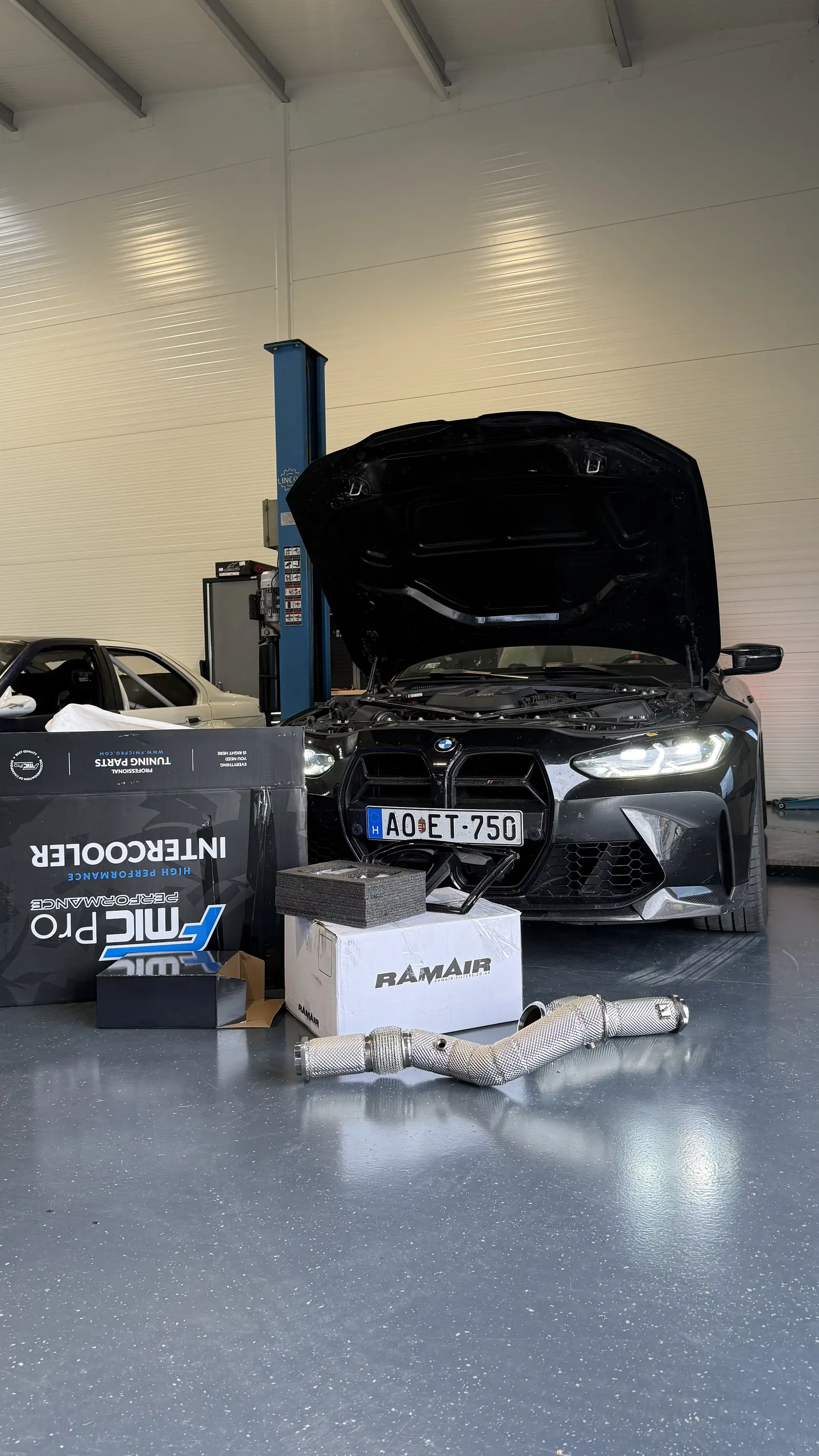 Intercooler és downpipe beépítés előtt a The Garage műhelyében