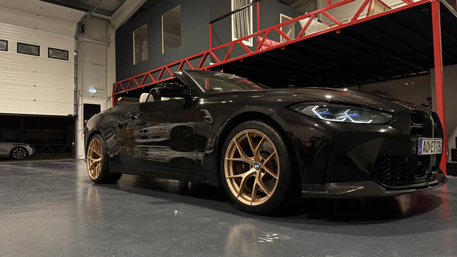 A The Garage műhelybelseje, emelőkkel és projektautókkal